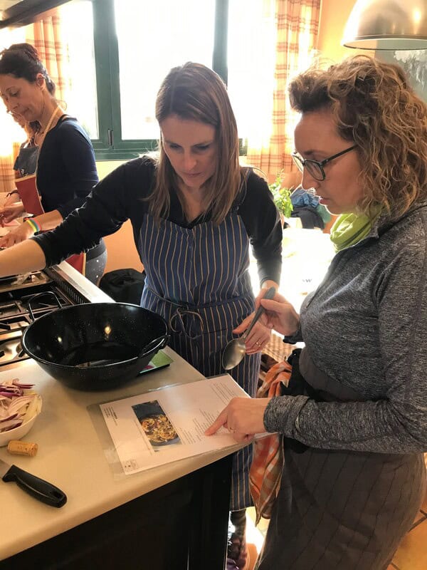 Equipo de una empresa realizando la actividad de Team Building Barcelona para mejorar