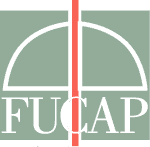 Logotipo con un semicírculo blanco dividido por una línea roja vertical sobre las letras “FUCAP” sobre fondo gris verdoso, evocando la elegancia de la pastelería creativa y el catering gourmet.